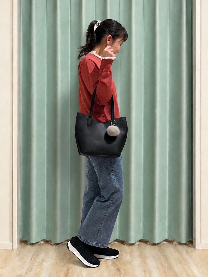 レッド系のカーディガン/ボレロ、ホワイト系のTシャツ/カットソー、ブルー系のデニムパンツを着用したレディースの秋コーディネートの5枚目の写真