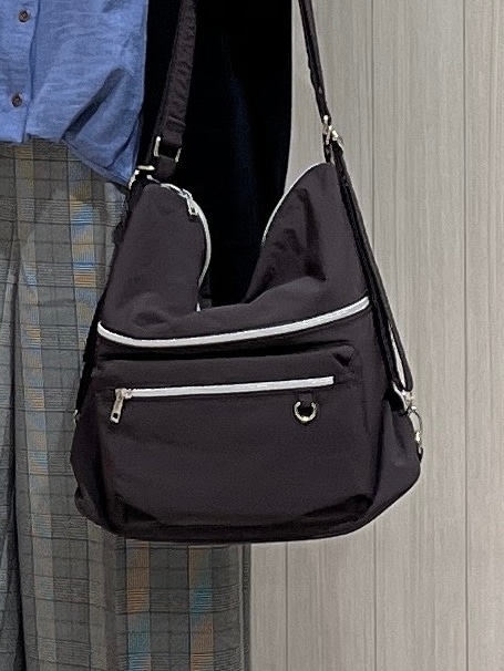 ブルー系のシャツ/ブラウス、グレー系のその他パンツ、ブラック系のパンプスを着用したレディースの秋コーディネートの5枚目の写真