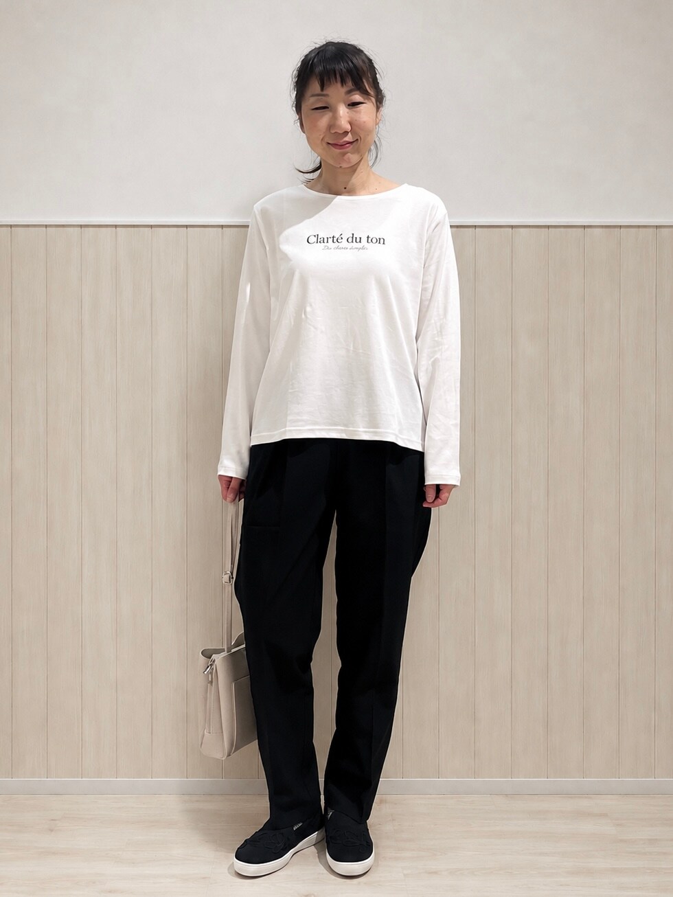 パープル系のカーディガン/ボレロ、ホワイト系のTシャツ/カットソー、ブラック系のその他パンツを着用したレディースの秋コーディネートの6枚目の写真