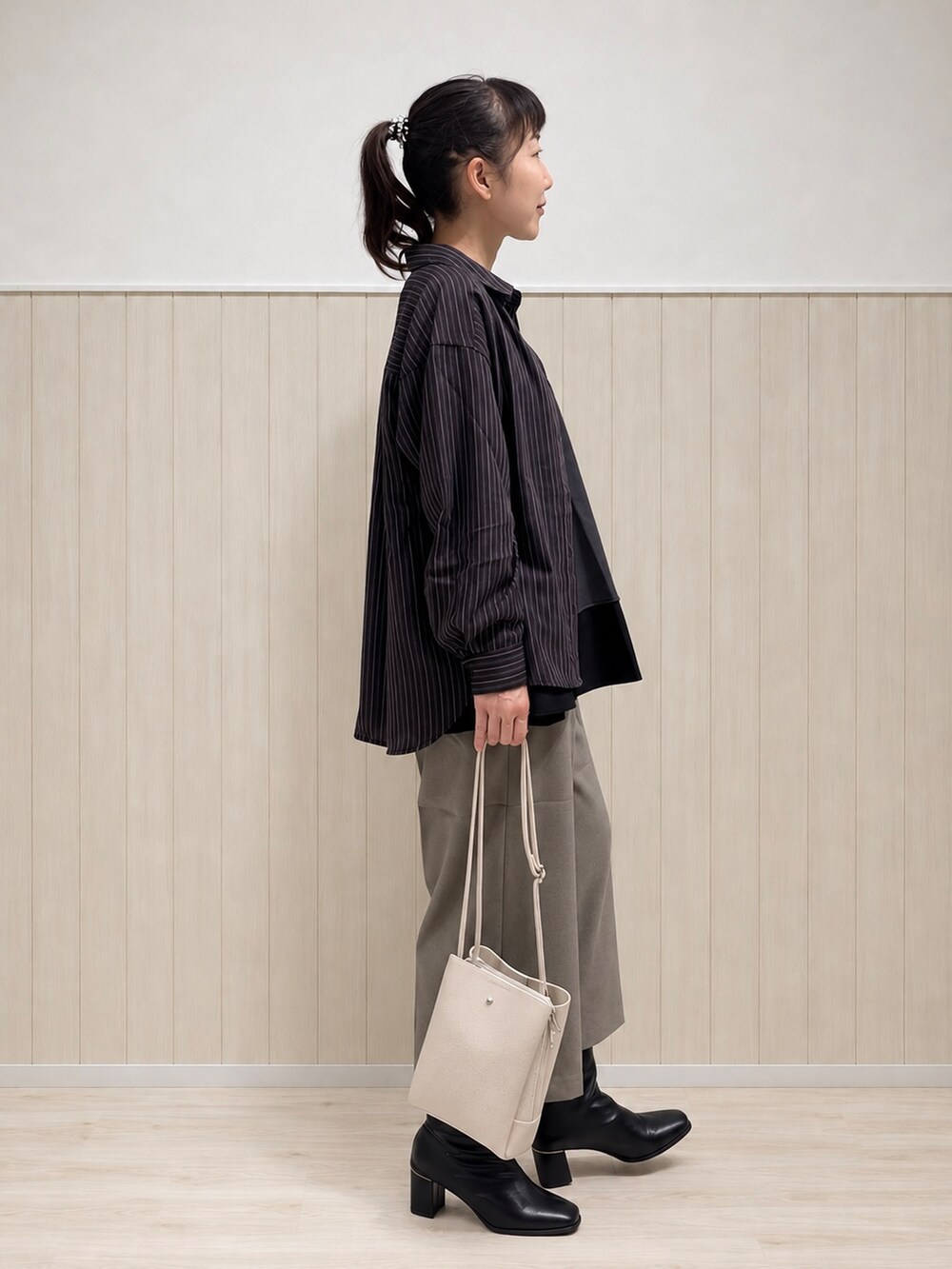 ブラウン系のシャツ/ブラウス、グレー系のTシャツ/カットソー、ベージュ系のその他パンツを着用したレディースの秋コーディネートの2枚目の写真