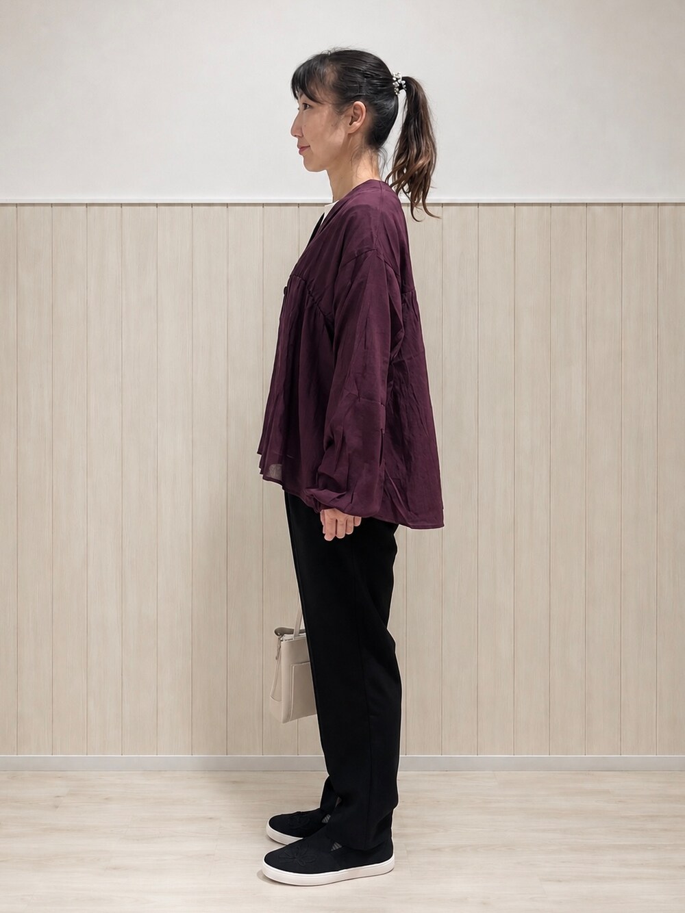 パープル系のカーディガン/ボレロ、ホワイト系のTシャツ/カットソー、ブラック系のその他パンツを着用したレディースの秋コーディネートの2枚目の写真