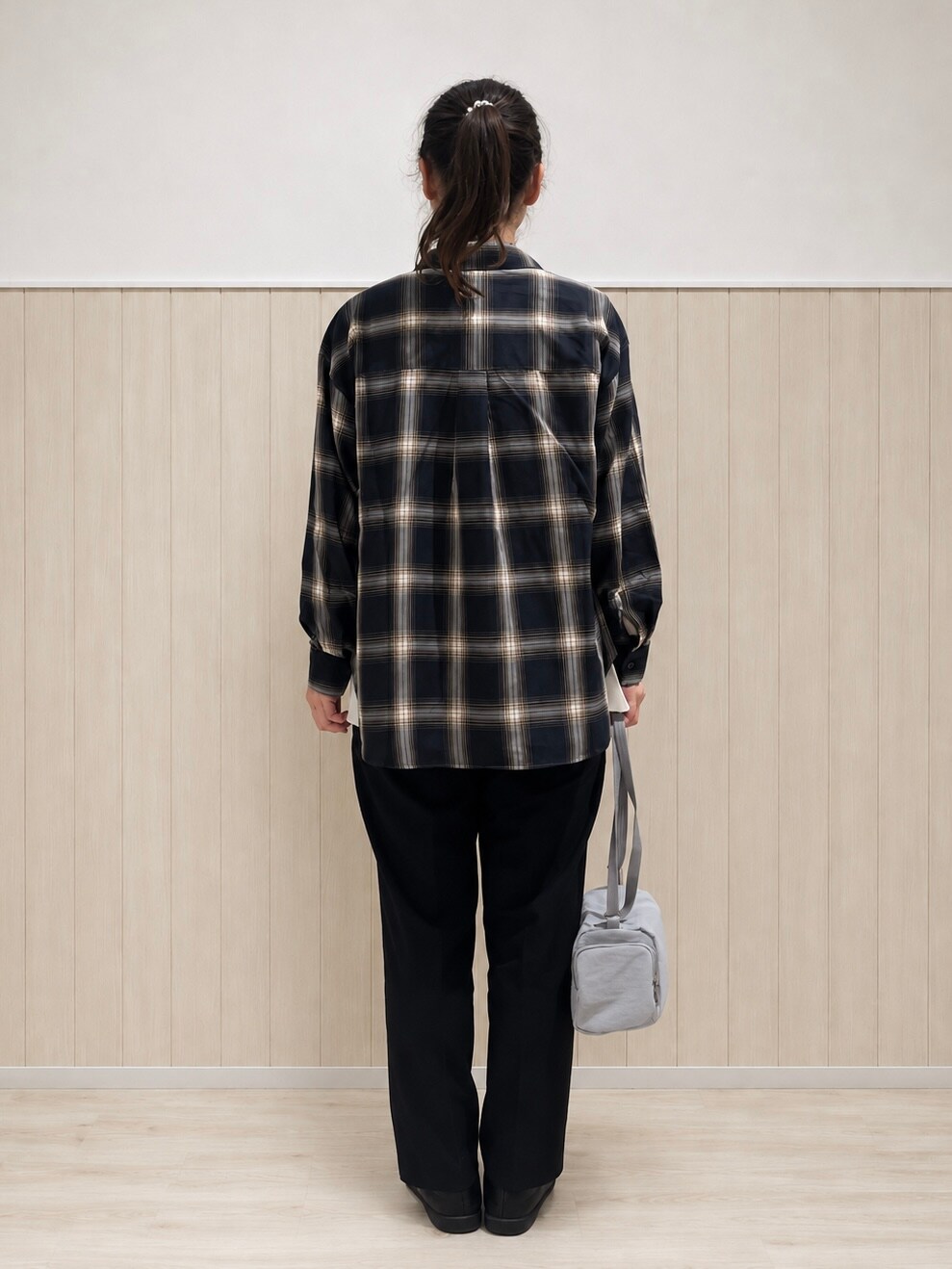 グリーン系のシャツ/ブラウス、ベージュ系のTシャツ/カットソー、ブラック系のその他パンツを着用したレディースの秋コーディネートの3枚目の写真