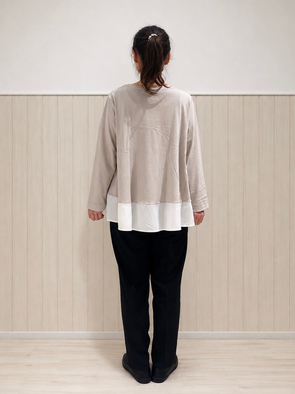 グリーン系のシャツ/ブラウス、ベージュ系のTシャツ/カットソー、ブラック系のその他パンツを着用したレディースの秋コーディネートの7枚目の写真