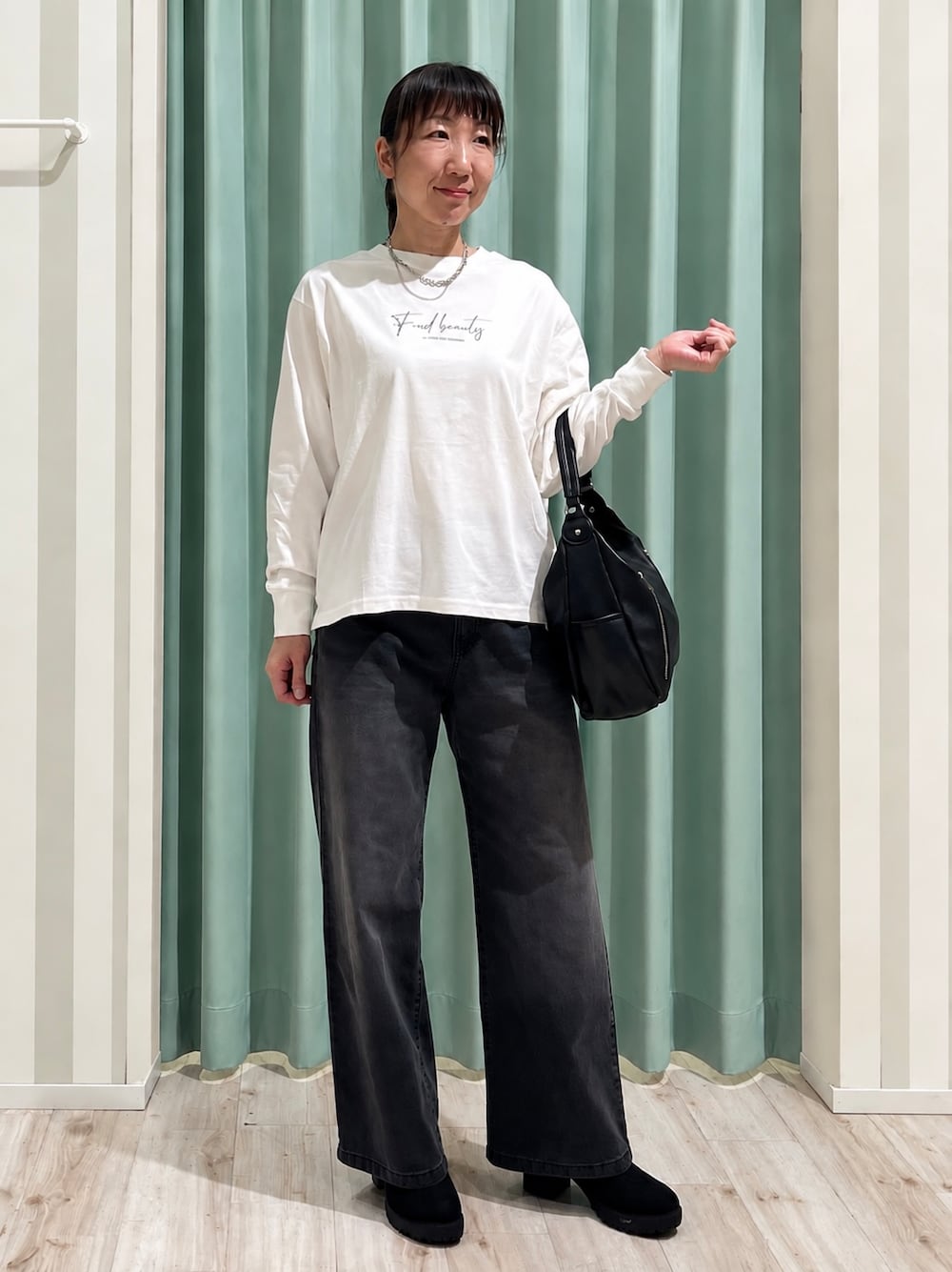 ブラック系のブルゾン、ホワイト系のTシャツ/カットソー、ブラック系のその他パンツを着用したレディースの秋コーディネートの6枚目の写真