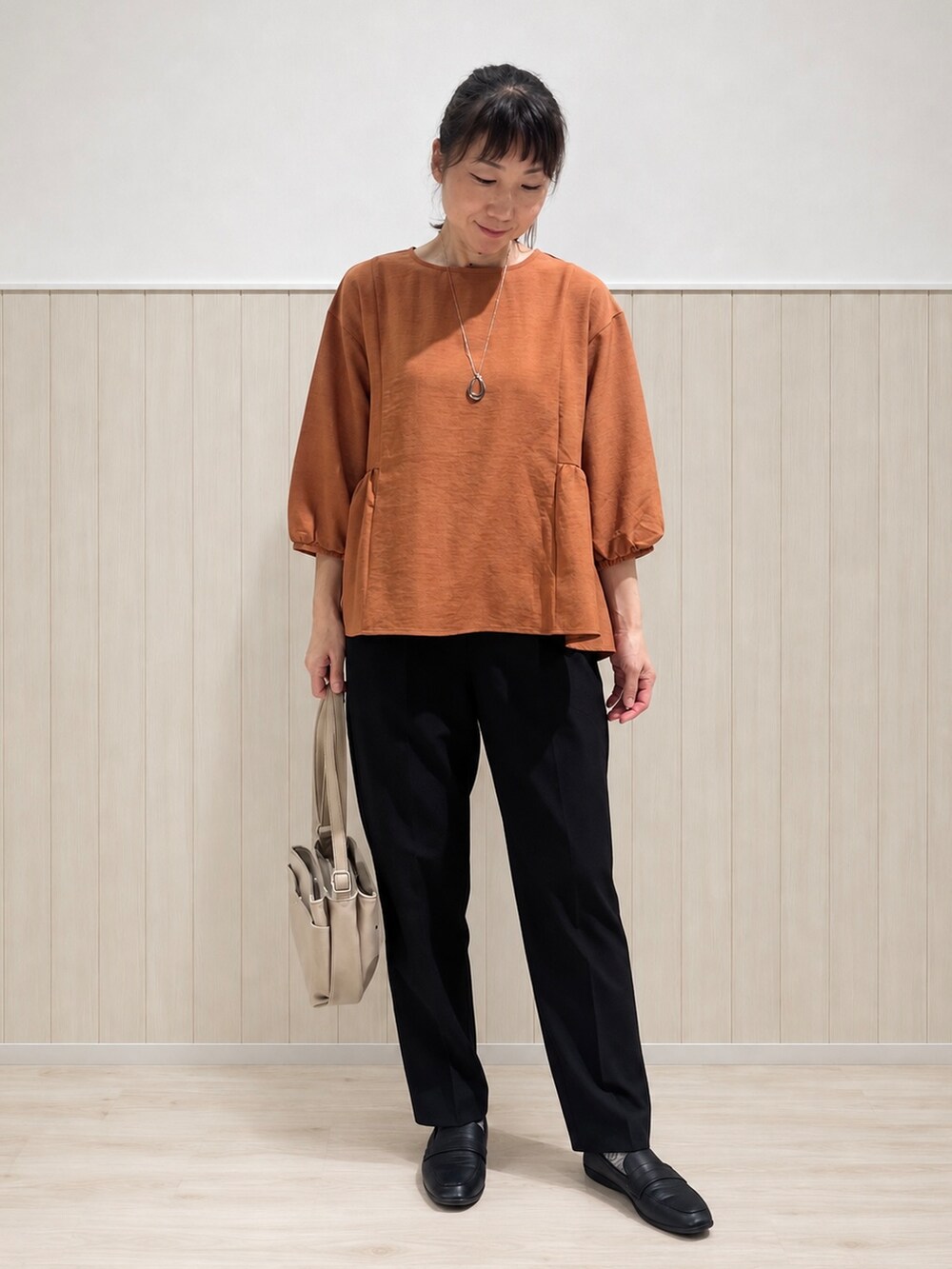 レッド系のシャツ/ブラウス、ブラック系のその他パンツ、ブラック系のパンプスを着用したレディースの秋コーディネートの5枚目の写真