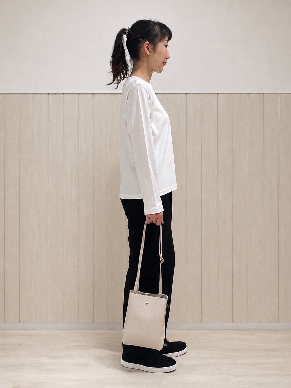 パープル系のカーディガン/ボレロ、ホワイト系のTシャツ/カットソー、ブラック系のその他パンツを着用したレディースの秋コーディネートの7枚目の写真
