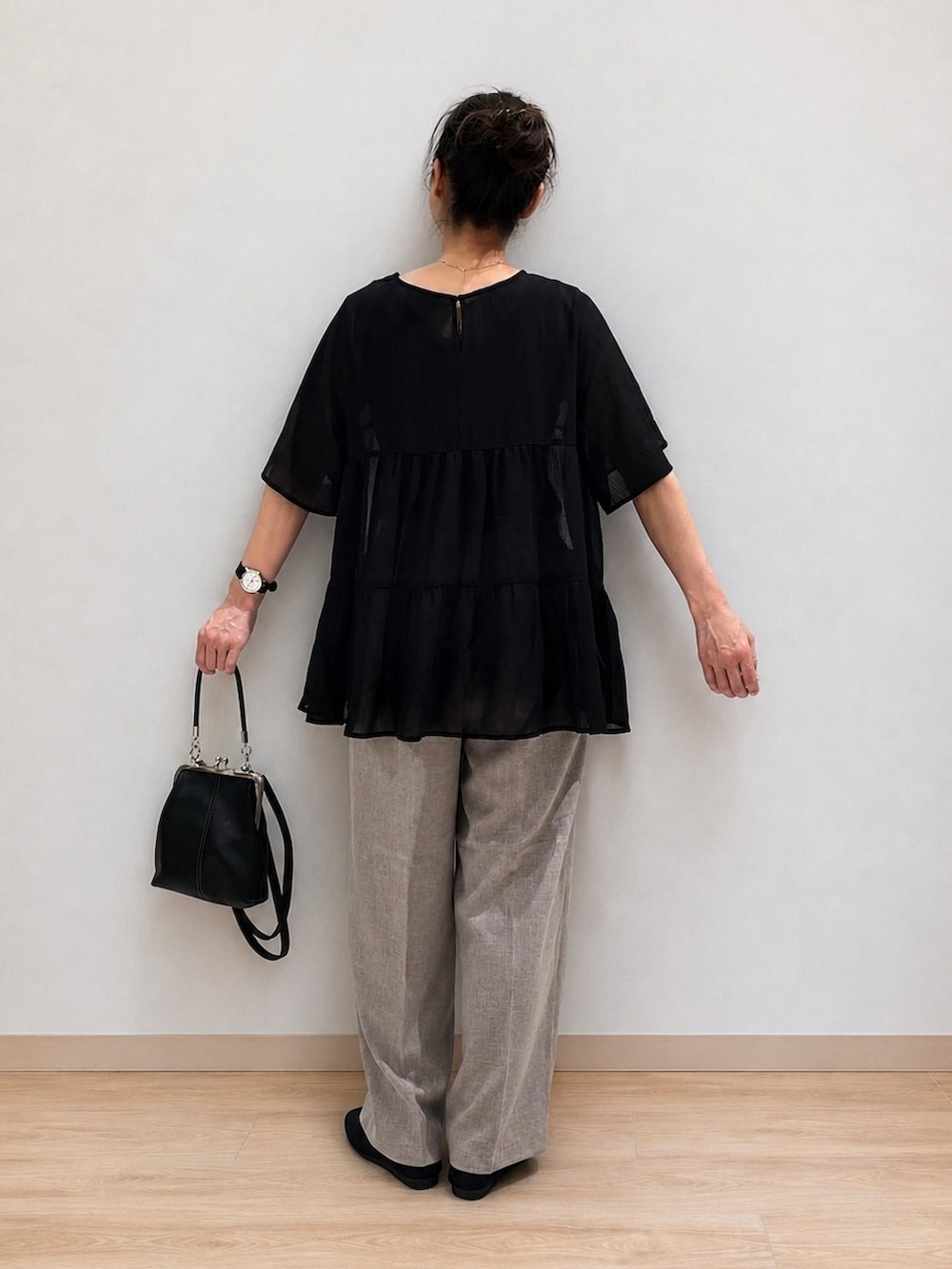 ブラック系のシャツ/ブラウス、ブラック系のタンクトップ、ブラウン系のその他パンツを着用したレディースの夏コーディネートの3枚目の写真