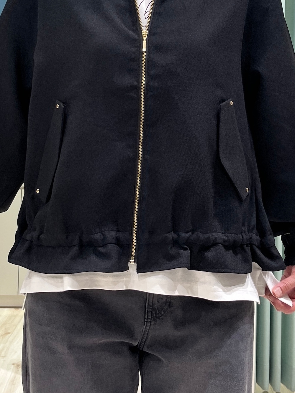 ブラック系のブルゾン、ホワイト系のTシャツ/カットソー、ブラック系のその他パンツを着用したレディースの秋コーディネートの10枚目の写真