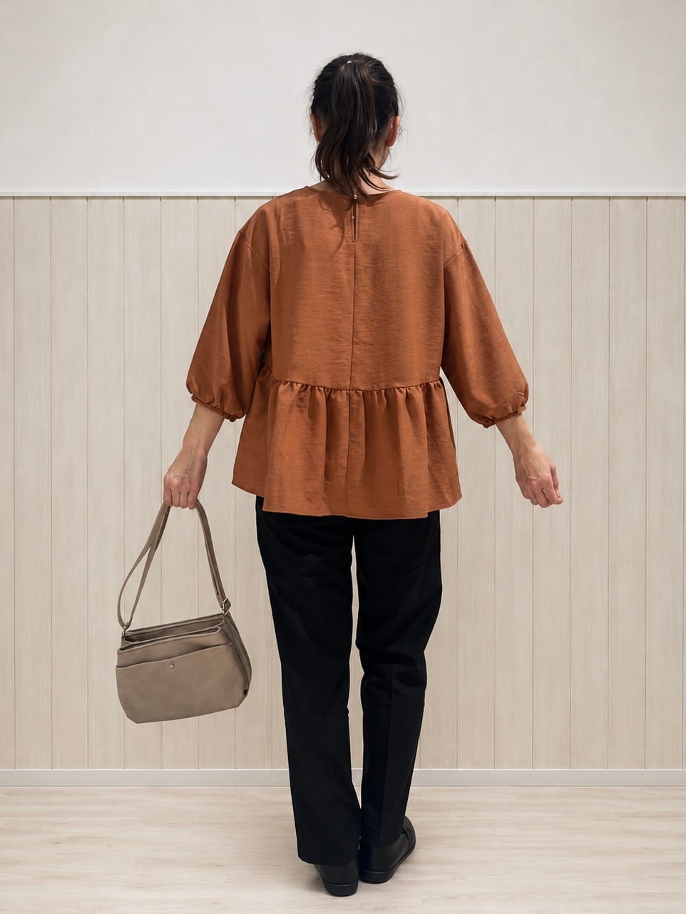 レッド系のシャツ/ブラウス、ブラック系のその他パンツ、ブラック系のパンプスを着用したレディースの秋コーディネートの3枚目の写真