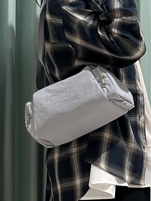 グリーン系のシャツ/ブラウス、ベージュ系のTシャツ/カットソー、ブラック系のその他パンツを着用したレディースの秋コーディネートの9枚目の写真