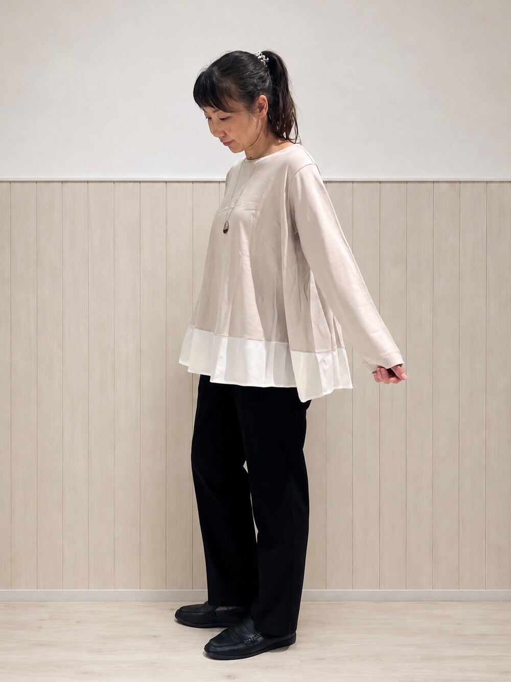 グリーン系のシャツ/ブラウス、ベージュ系のTシャツ/カットソー、ブラック系のその他パンツを着用したレディースの秋コーディネートの8枚目の写真