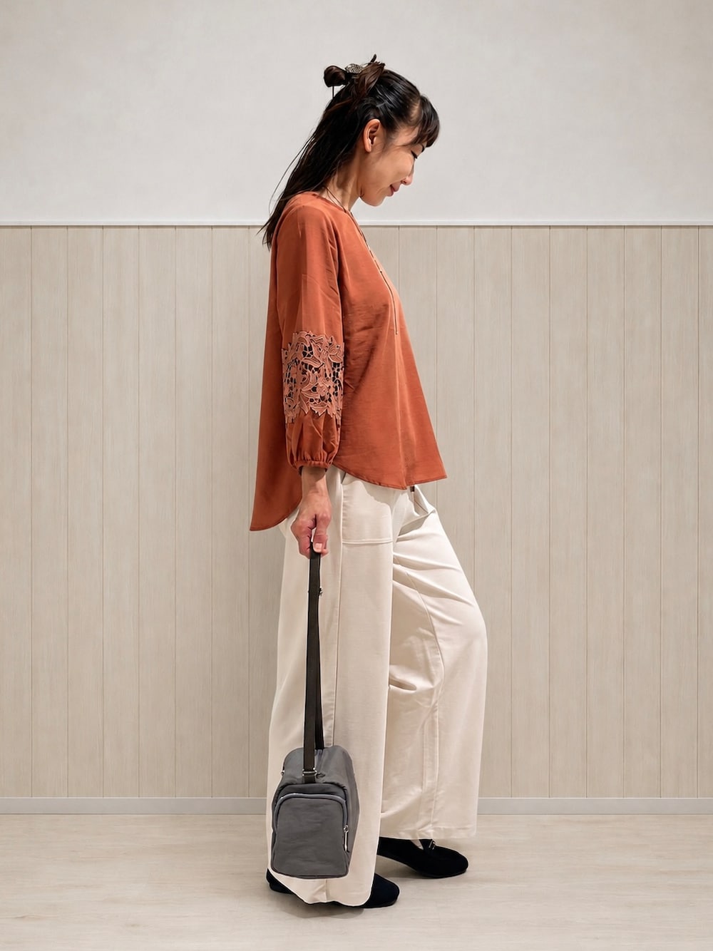 レッド系のシャツ/ブラウス、ホワイト系のその他パンツ、ブラック系のその他シューズを着用したレディースの秋コーディネートの2枚目の写真
