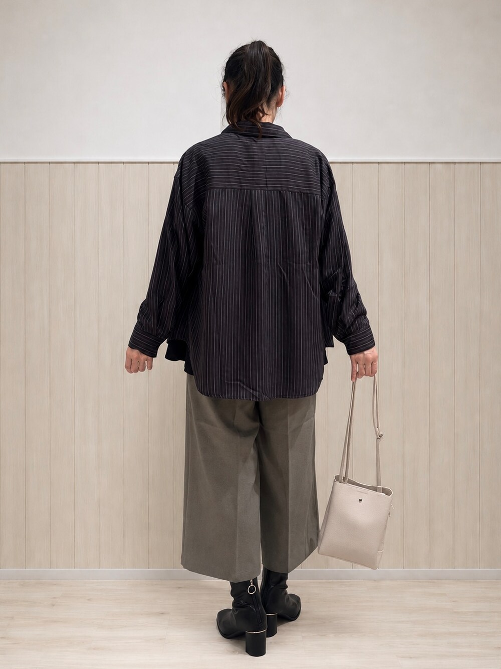 ブラウン系のシャツ/ブラウス、グレー系のTシャツ/カットソー、ベージュ系のその他パンツを着用したレディースの秋コーディネートの3枚目の写真