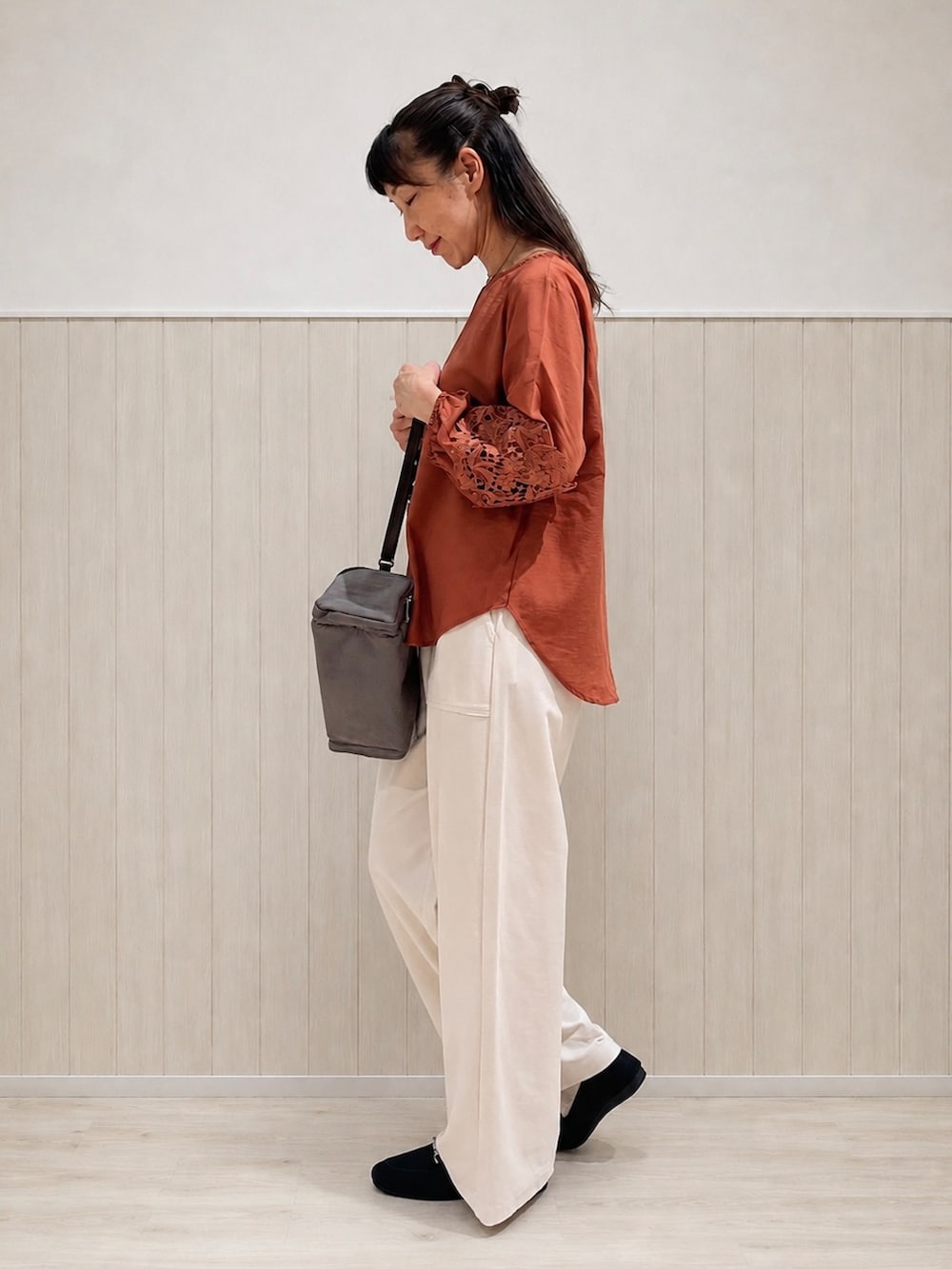 レッド系のシャツ/ブラウス、ホワイト系のその他パンツ、ブラック系のその他シューズを着用したレディースの秋コーディネートの4枚目の写真
