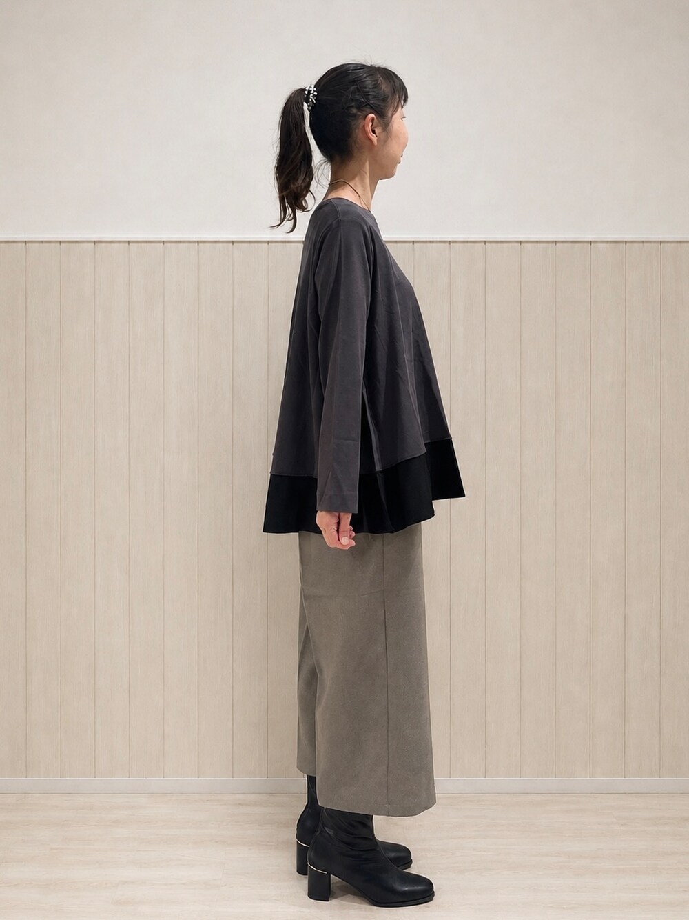 ブラウン系のシャツ/ブラウス、グレー系のTシャツ/カットソー、ベージュ系のその他パンツを着用したレディースの秋コーディネートの7枚目の写真