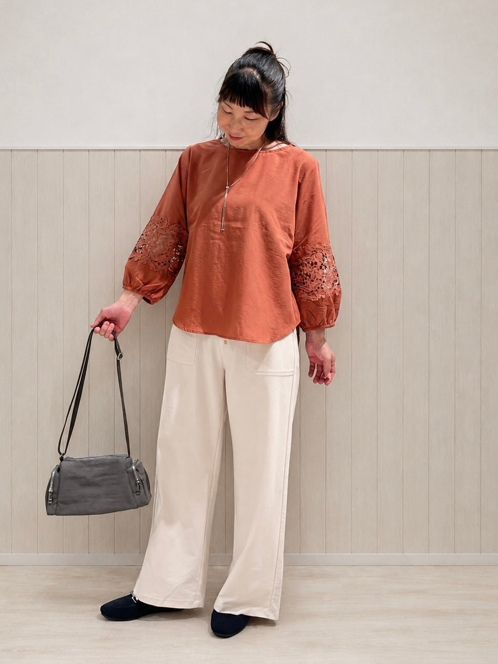 レッド系のシャツ/ブラウス、ホワイト系のその他パンツ、ブラック系のその他シューズを着用したレディースの秋コーディネートの5枚目の写真
