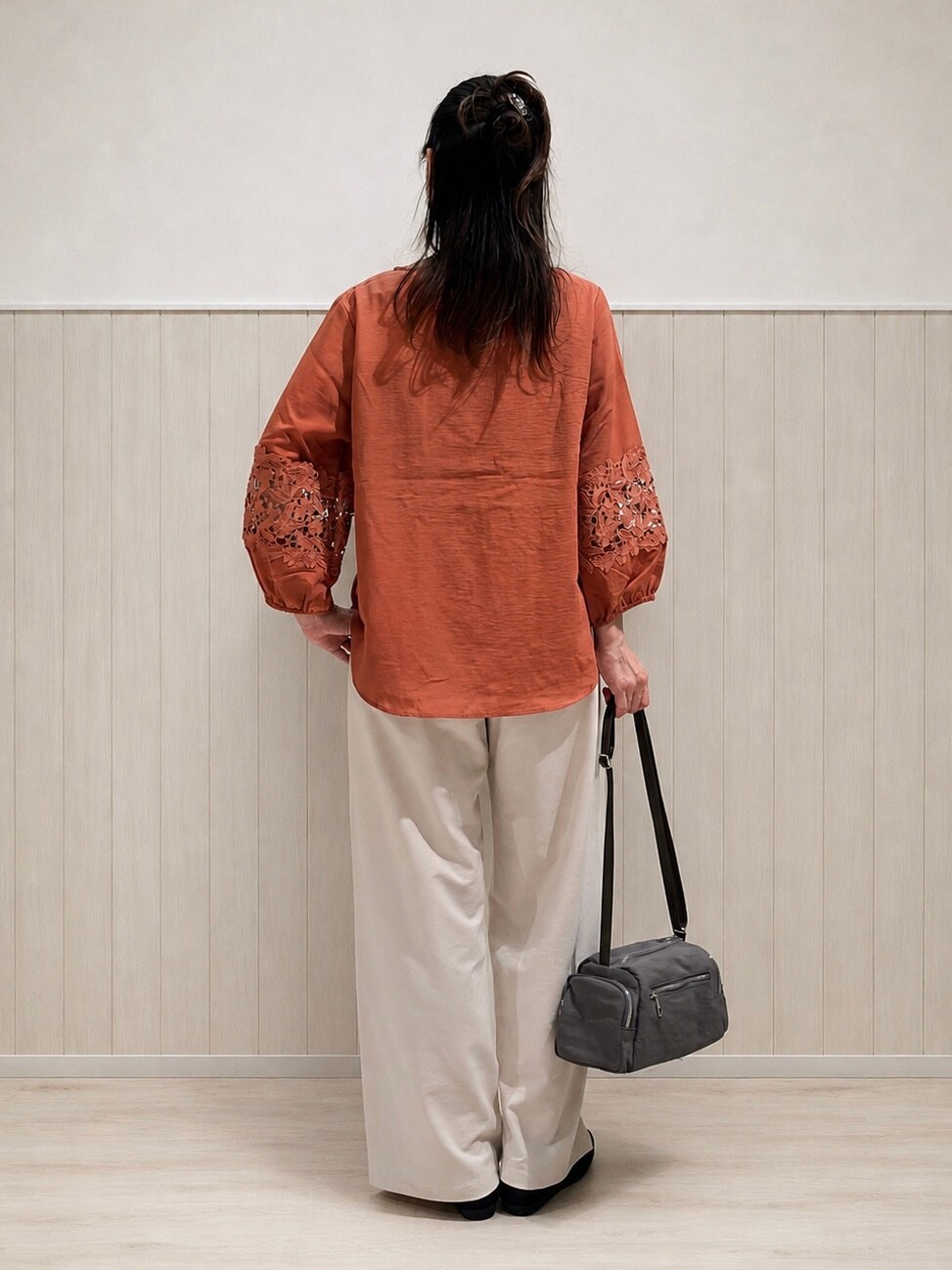 レッド系のシャツ/ブラウス、ホワイト系のその他パンツ、ブラック系のその他シューズを着用したレディースの秋コーディネートの3枚目の写真