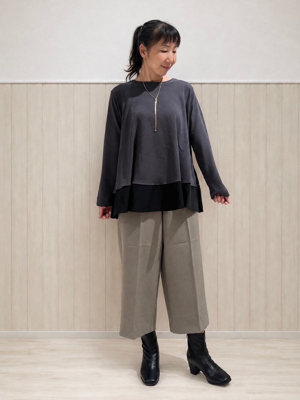 ブラウン系のシャツ/ブラウス、グレー系のTシャツ/カットソー、ベージュ系のその他パンツを着用したレディースの秋コーディネートの6枚目の写真