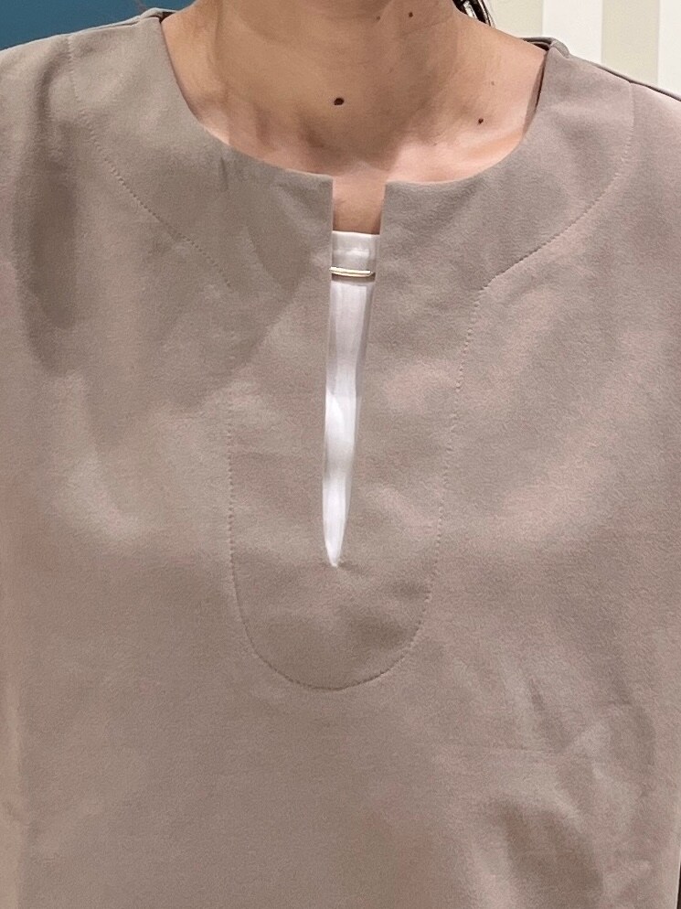 ブラウン系のTシャツ/カットソー、ブラウン系のスカート、ブラウン系のブーツを着用したレディースの秋コーディネートの6枚目の写真