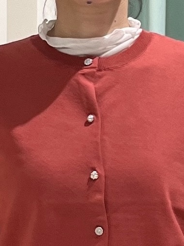 レッド系のカーディガン/ボレロ、ホワイト系のTシャツ/カットソー、ブルー系のデニムパンツを着用したレディースの秋コーディネートの7枚目の写真
