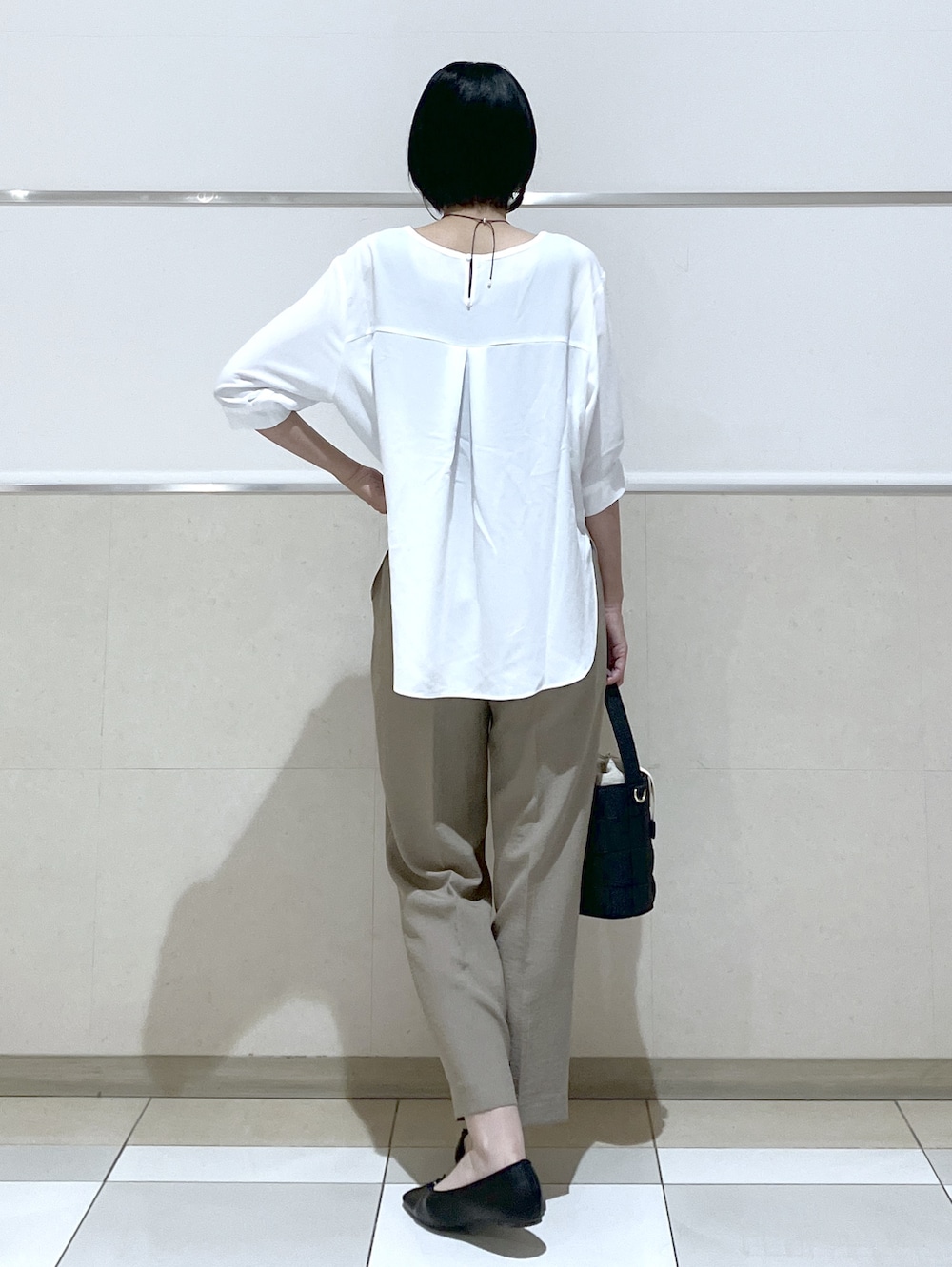 ホワイト系のシャツ/ブラウス、ベージュ系のその他パンツ、ブラック系のパンプスを着用したレディースの夏コーディネートの8枚目の写真
