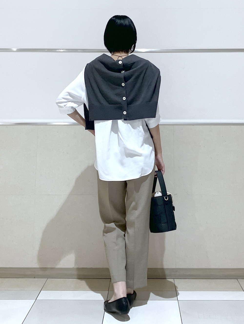 ホワイト系のシャツ/ブラウス、ベージュ系のその他パンツ、ブラック系のパンプスを着用したレディースの夏コーディネートの4枚目の写真