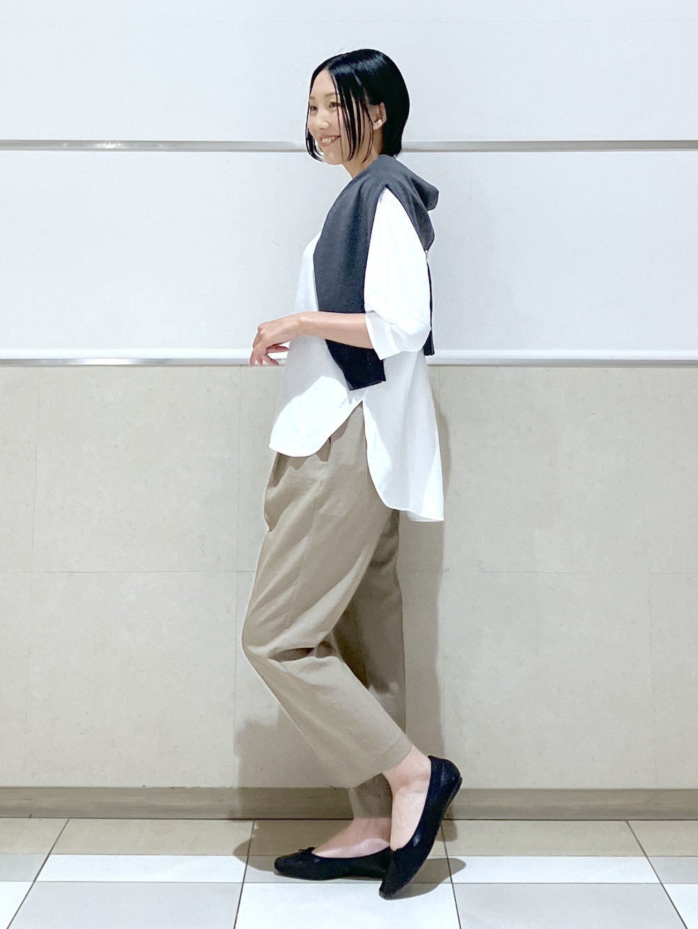 ホワイト系のシャツ/ブラウス、ベージュ系のその他パンツ、ブラック系のパンプスを着用したレディースの夏コーディネートの3枚目の写真