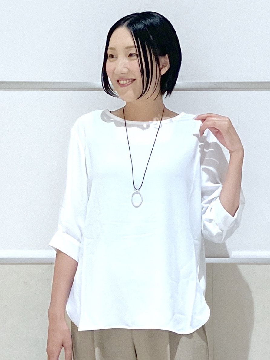 ホワイト系のシャツ/ブラウス、ベージュ系のその他パンツ、ブラック系のパンプスを着用したレディースの夏コーディネートの9枚目の写真