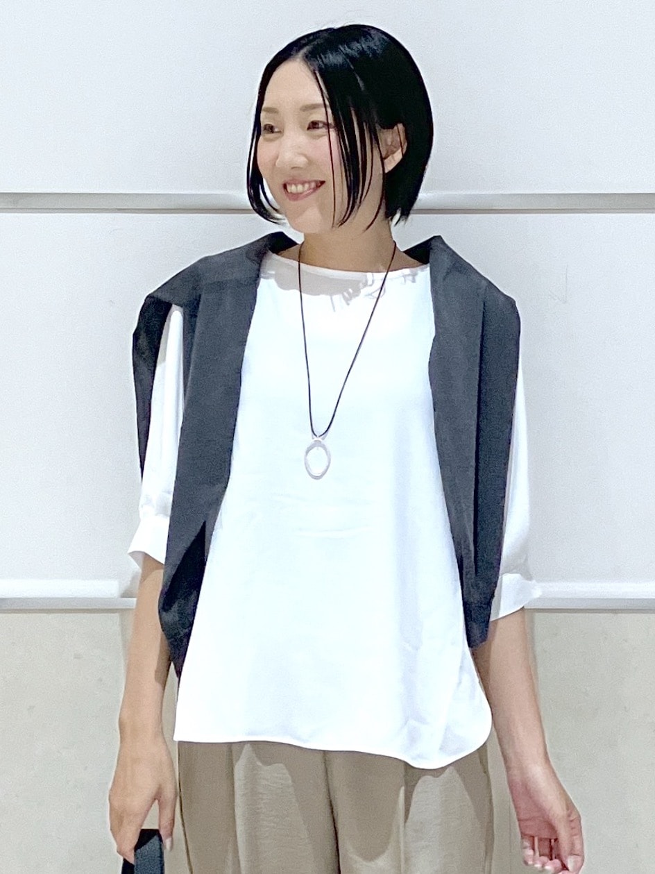 ホワイト系のシャツ/ブラウス、ベージュ系のその他パンツ、ブラック系のパンプスを着用したレディースの夏コーディネートの5枚目の写真