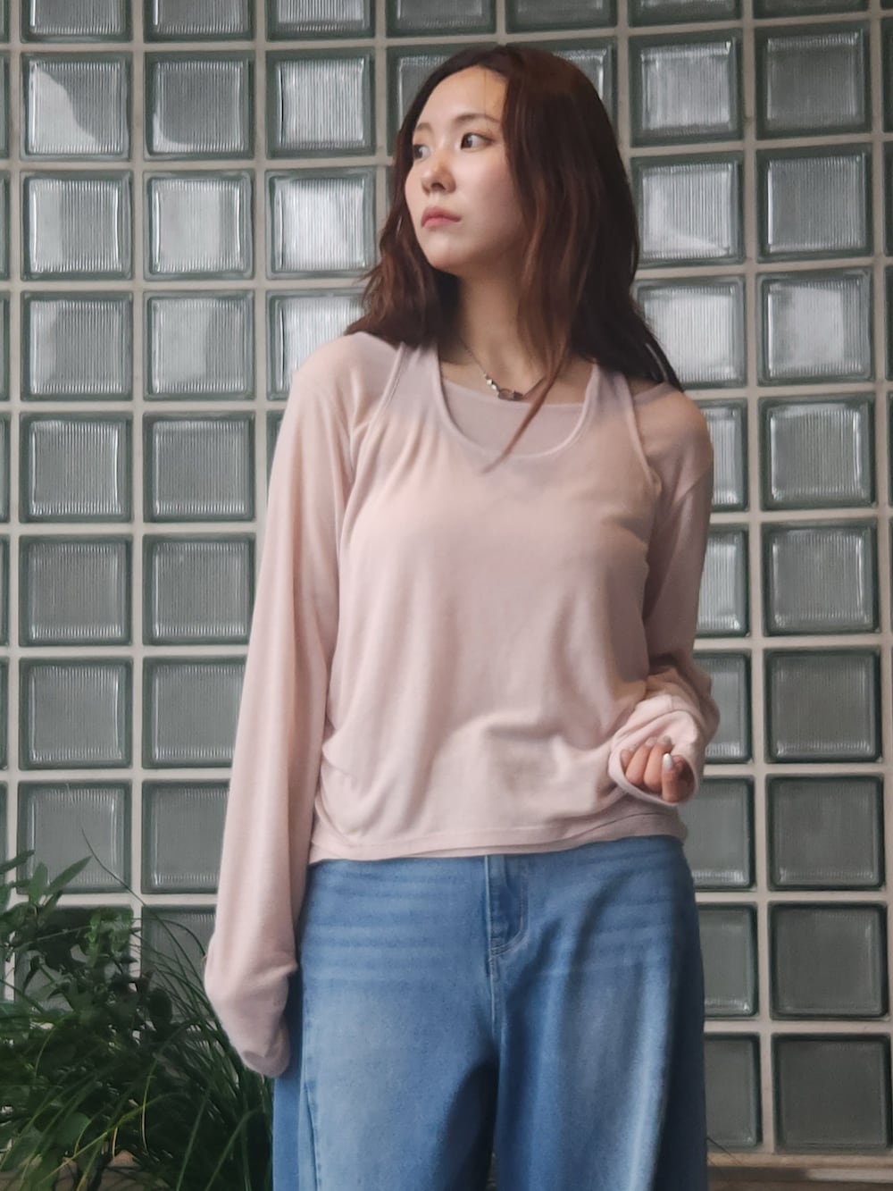 ブラウン系のブルゾン、ベージュ系のTシャツ/カットソー、ブルー系のデニムパンツを着用したレディースの秋コーディネートの4枚目の写真