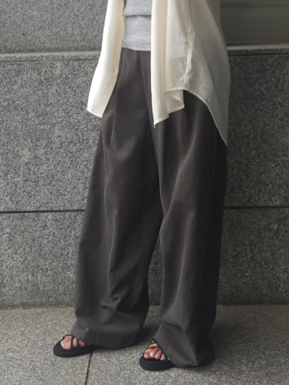 グレー系のタンクトップ、グレー系のその他パンツ、ホワイト系のシャツ/ブラウスを着用したレディースの夏コーディネートの3枚目の写真