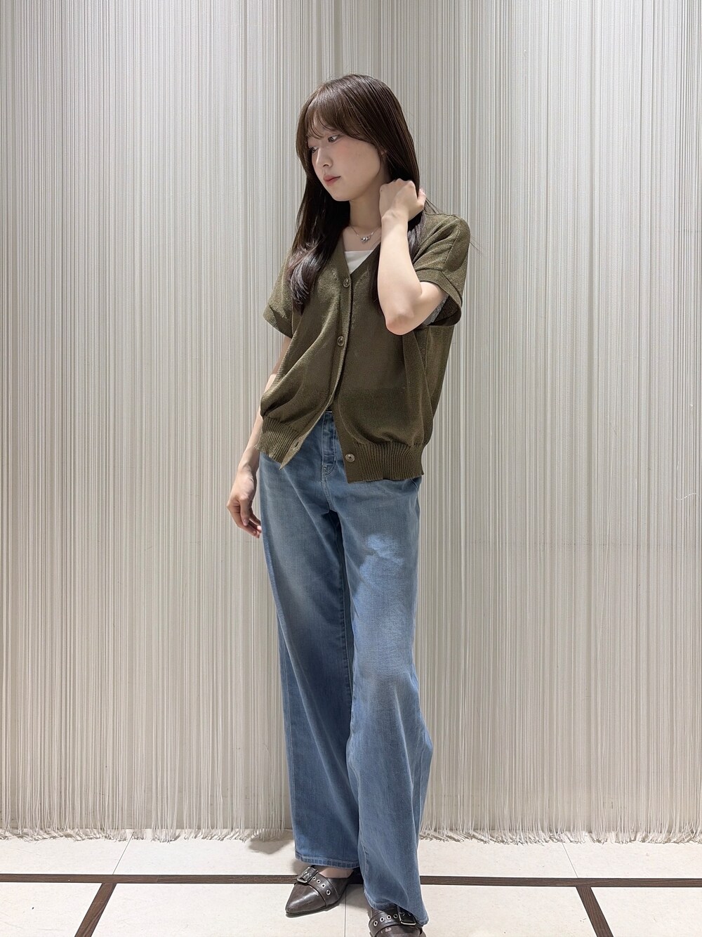 グリーン系のカーディガン/ボレロ、ブルー系のデニムパンツ、ホワイト系のタンクトップを着用したレディースの夏コーディネートの2枚目の写真