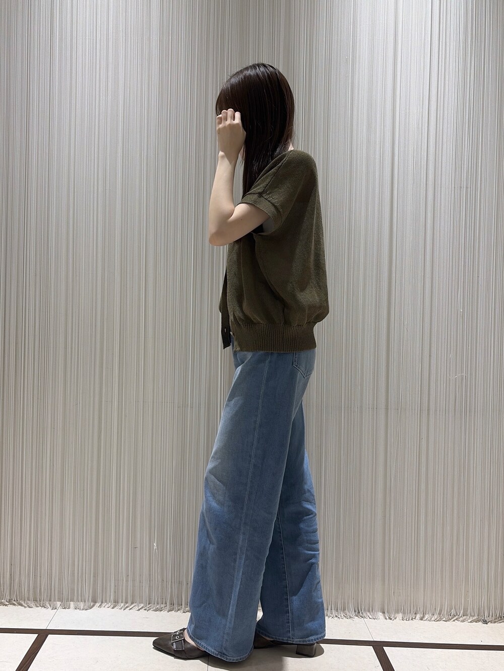 グリーン系のカーディガン/ボレロ、ブルー系のデニムパンツ、ホワイト系のタンクトップを着用したレディースの夏コーディネートの4枚目の写真