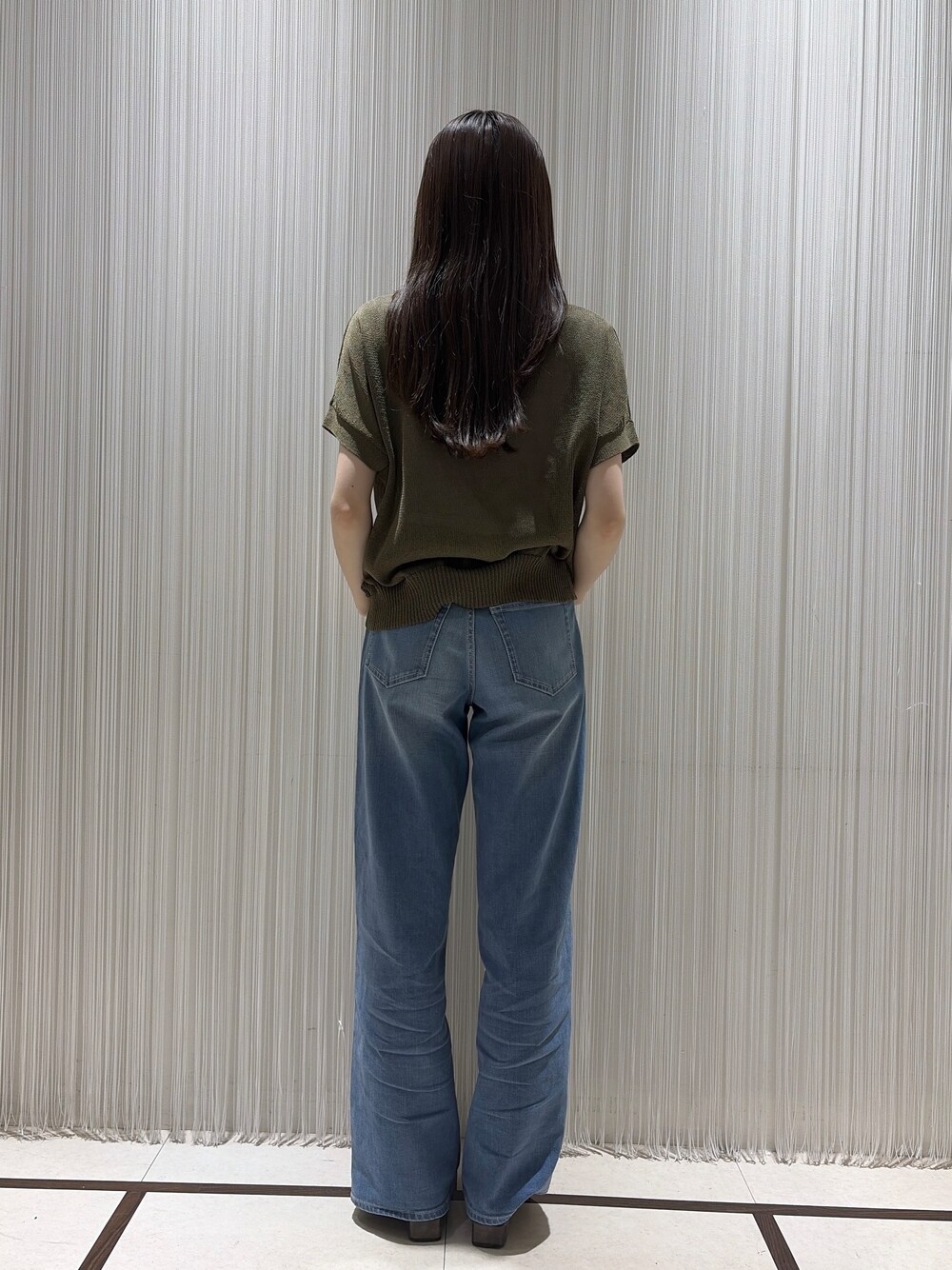 グリーン系のカーディガン/ボレロ、ブルー系のデニムパンツ、ホワイト系のタンクトップを着用したレディースの夏コーディネートの5枚目の写真