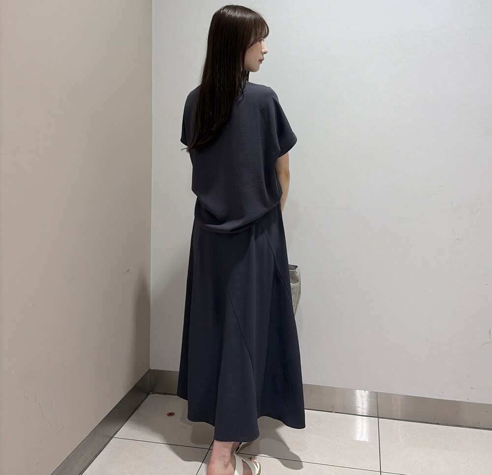 グレー系のシャツ/ブラウス、ホワイト系のサンダルを着用したレディースの夏コーディネートの5枚目の写真