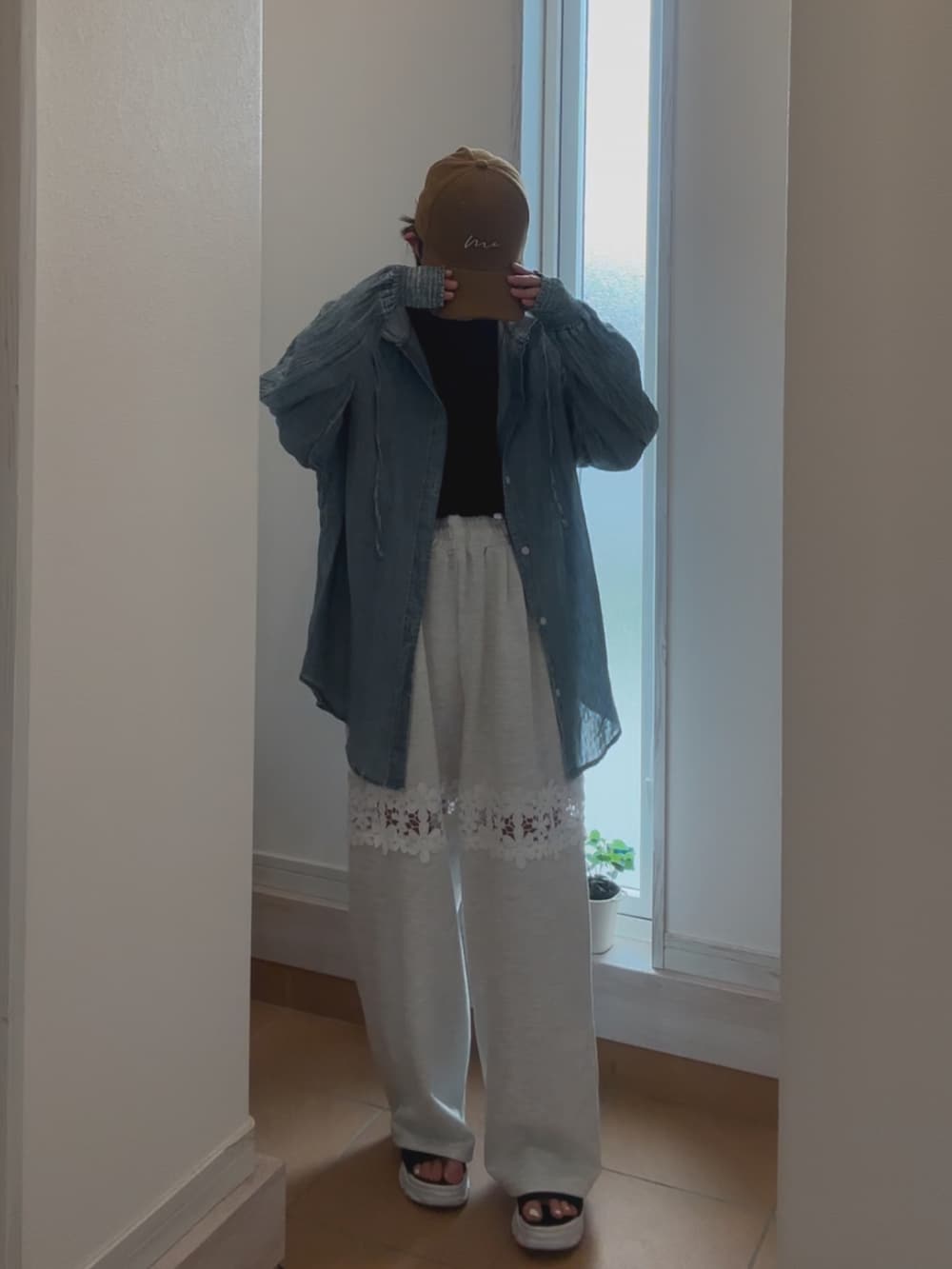ブルー系のシャツ/ブラウス、ブラック系のTシャツ/カットソー、ベージュ系のスウェットパンツを着用したレディースの春コーディネートの2枚目の写真