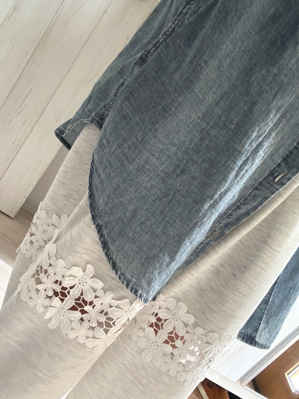 ブルー系のシャツ/ブラウス、ブラック系のTシャツ/カットソー、ベージュ系のスウェットパンツを着用したレディースの春コーディネートの3枚目の写真