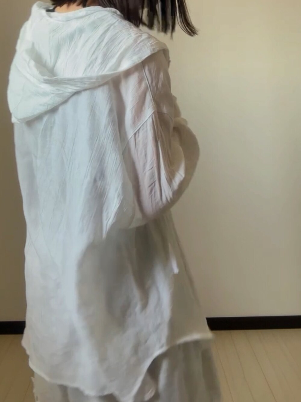 ホワイト系のシャツ/ブラウス、ブルー系のデニムパンツ、ブラック系のハンドバッグを着用したレディースの春コーディネートの2枚目の写真