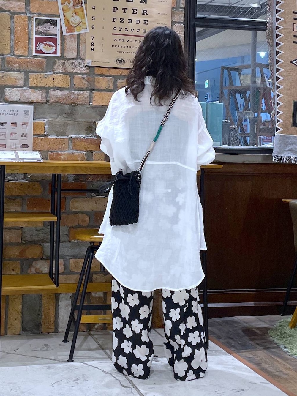 ホワイト系のワンピース、ブラック系のパンプス、その他のその他パンツを着用したレディースの夏コーディネートの3枚目の写真