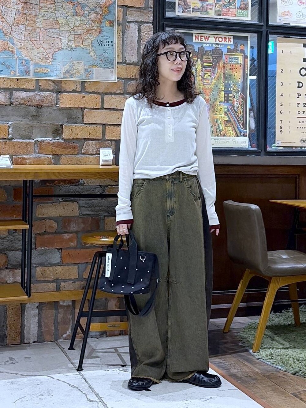 ブラック系のローファー、ホワイト系のTシャツ/カットソー、その他のショルダーバッグを着用したレディースの夏コーディネートの5枚目の写真