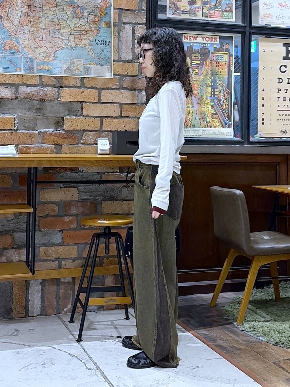 ブラック系のローファー、ホワイト系のTシャツ/カットソー、その他のショルダーバッグを着用したレディースの夏コーディネートの2枚目の写真