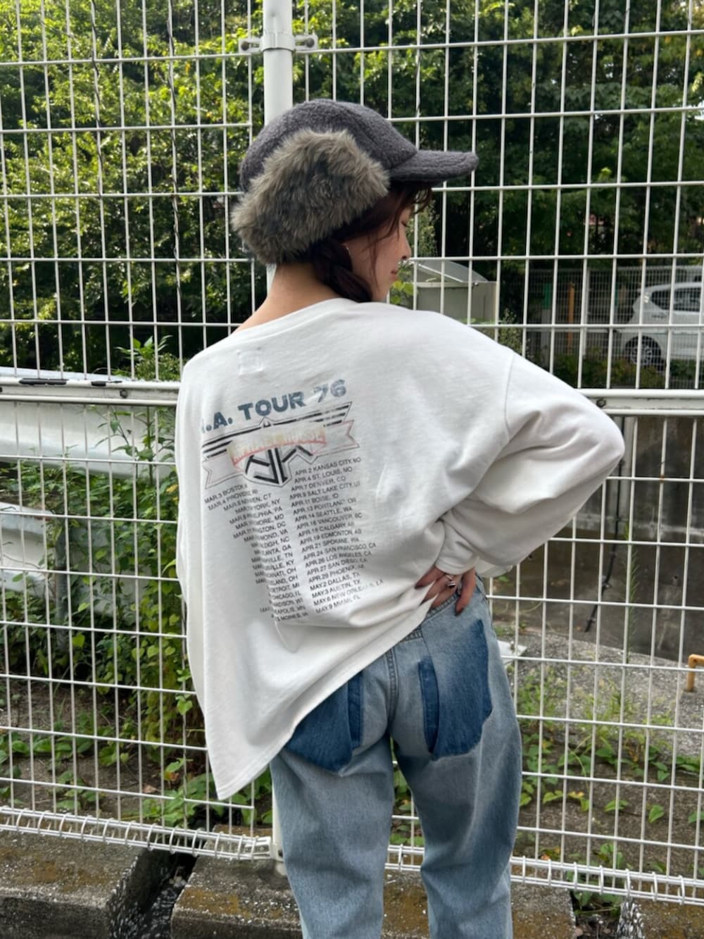 ブラウン系のその他シューズ、ブラウン系のブルゾン、ホワイト系のスウェットを着用したレディースの秋コーディネートの5枚目の写真