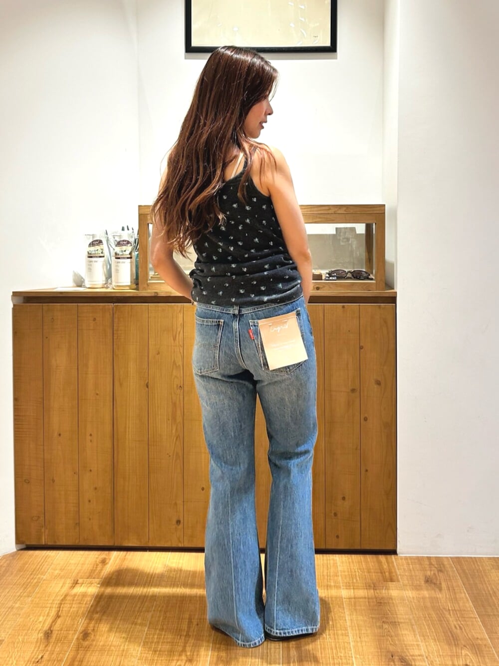 ブルー系のデニムパンツ、グレー系のキャミソール、ブラウン系のその他シューズを着用したレディースの夏コーディネートの4枚目の写真