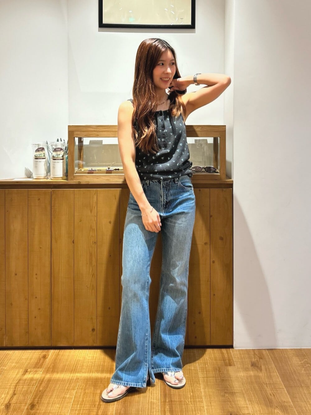 ブルー系のデニムパンツ、グレー系のキャミソール、ブラウン系のその他シューズを着用したレディースの夏コーディネートの2枚目の写真
