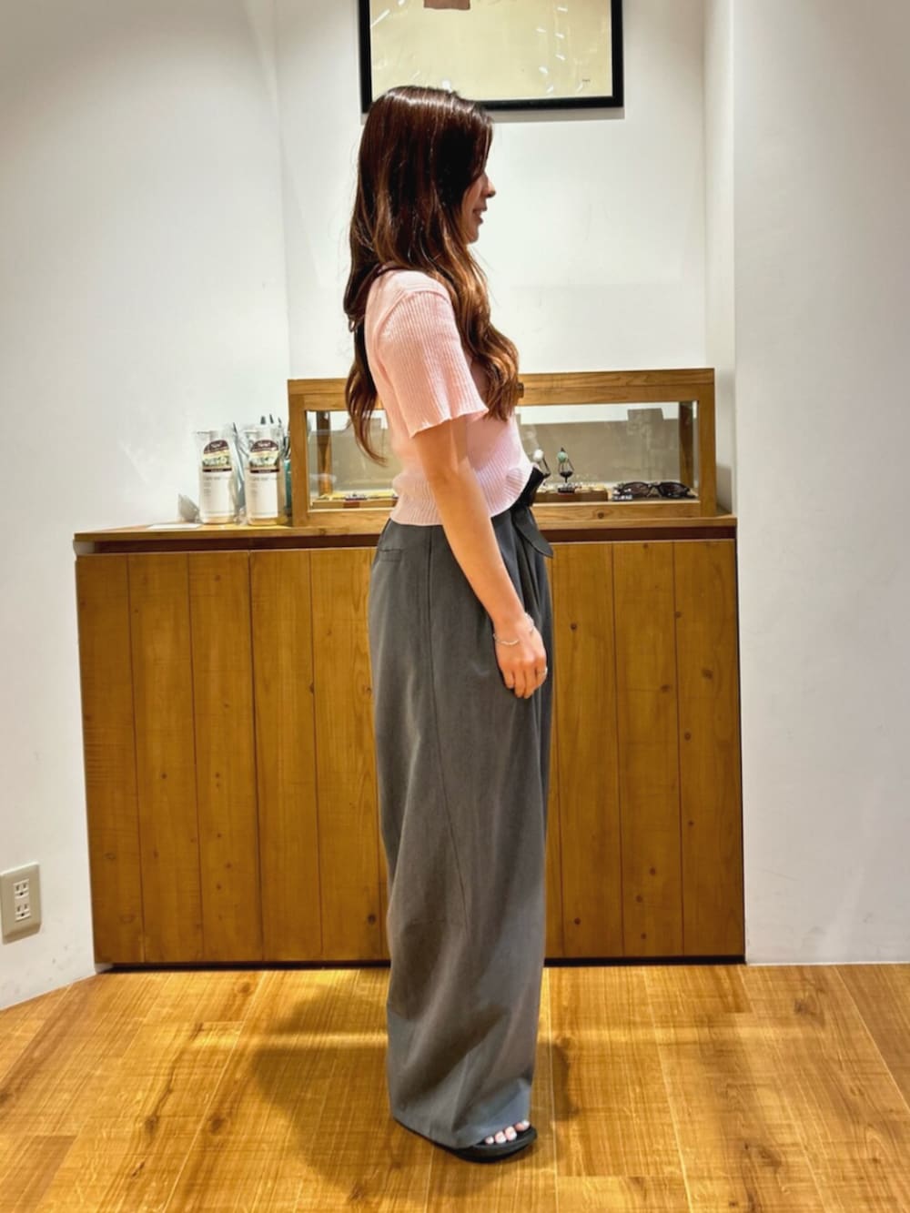グレー系のその他パンツ、ピンク系のニット/セーターを着用したレディースの夏コーディネートの2枚目の写真