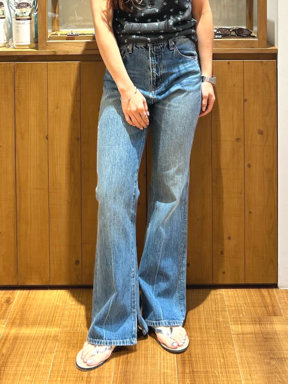 ブルー系のデニムパンツ、グレー系のキャミソール、ブラウン系のその他シューズを着用したレディースの夏コーディネートの5枚目の写真