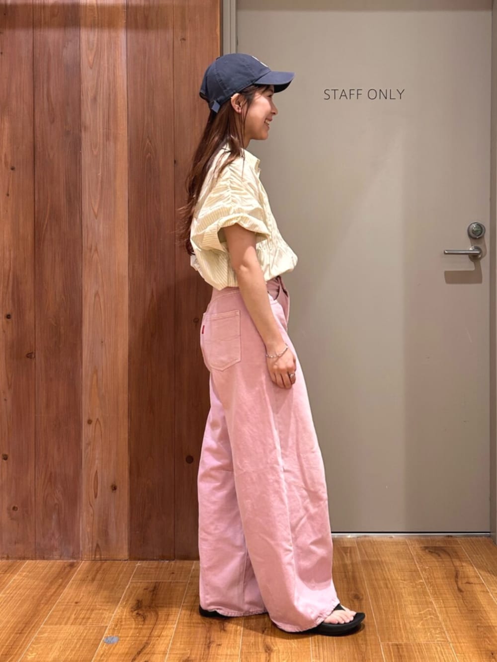 イエロー系のシャツ/ブラウス、ピンク系のデニムパンツを着用したレディースの夏コーディネートの2枚目の写真