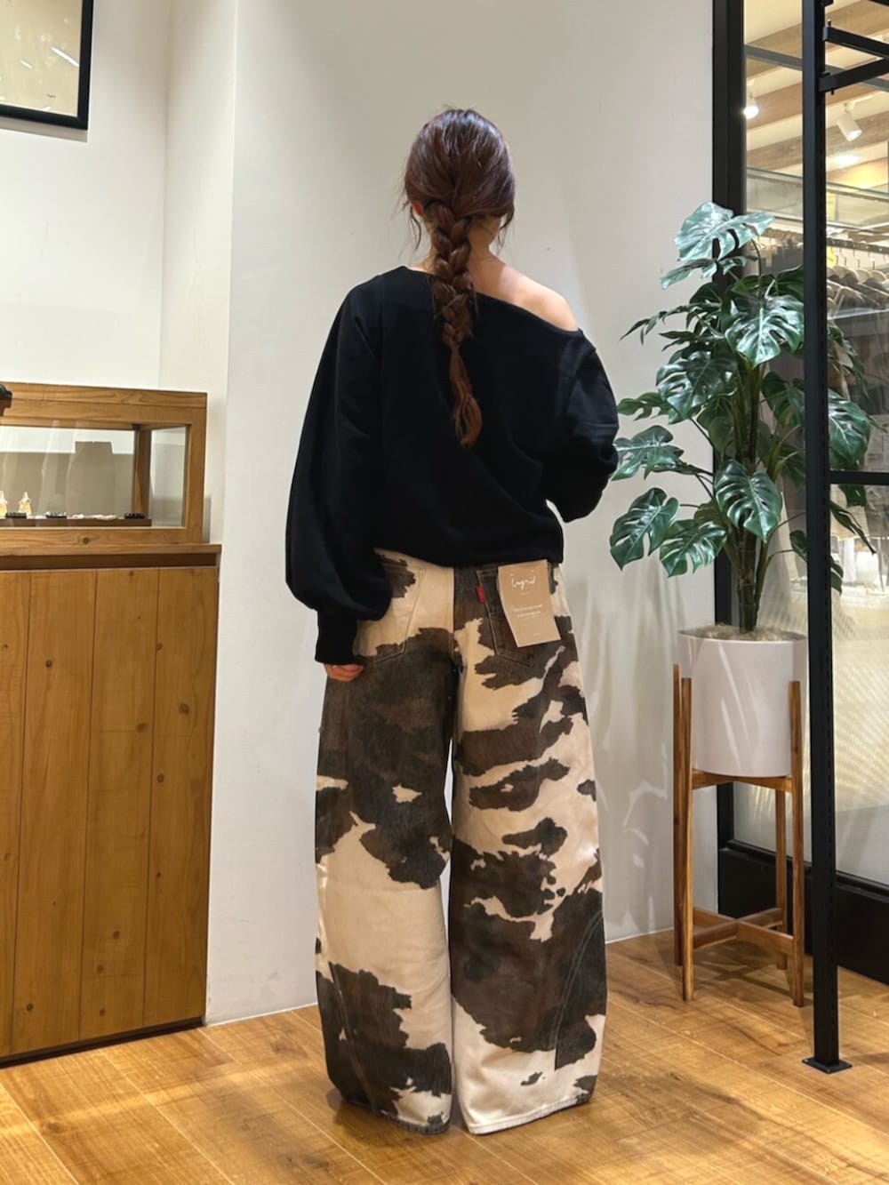 ブラウン系のその他シューズ、ブラック系のスウェット、その他のデニムパンツを着用したレディースの秋コーディネートの3枚目の写真