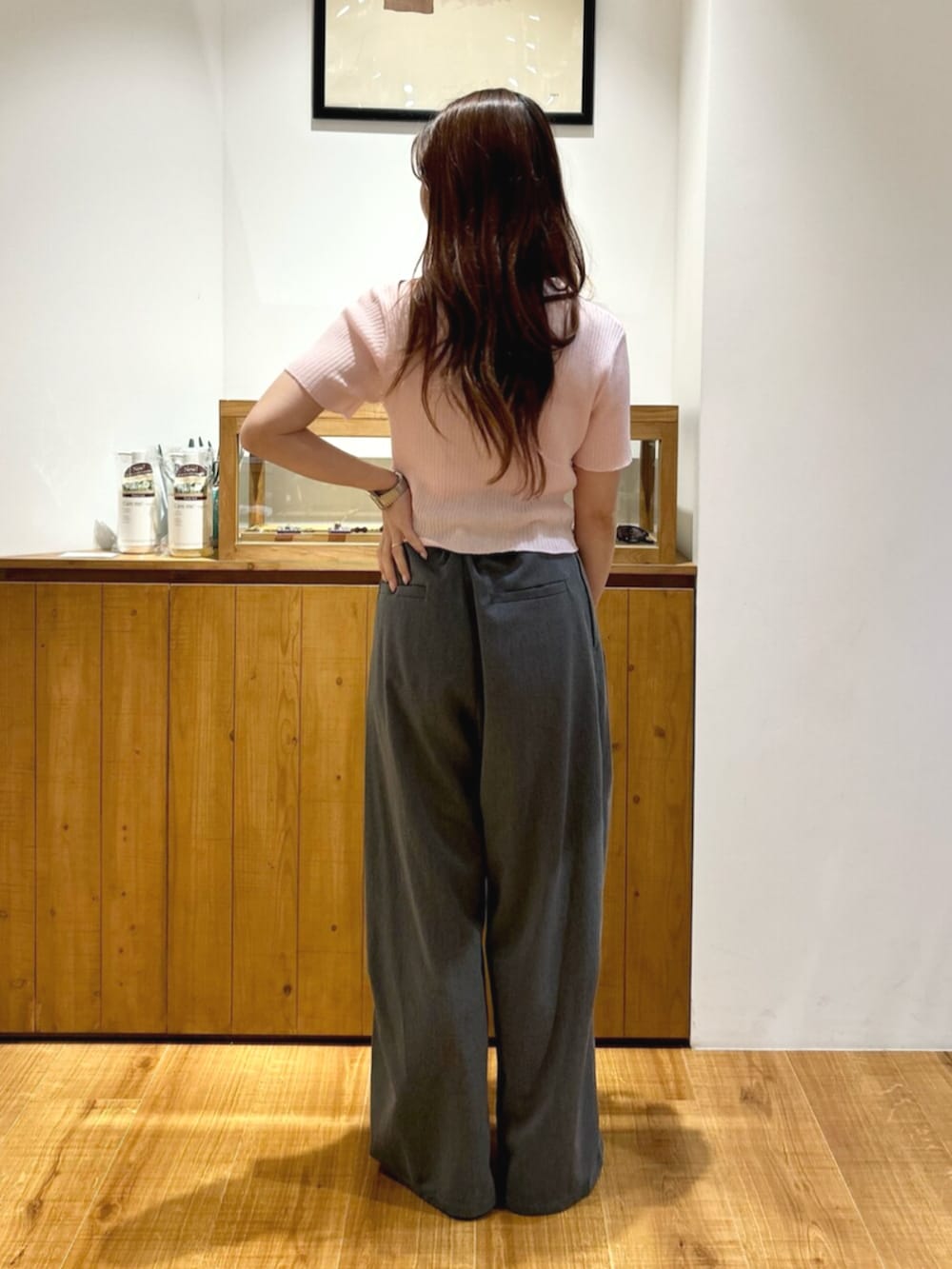 グレー系のその他パンツ、ピンク系のニット/セーターを着用したレディースの夏コーディネートの3枚目の写真