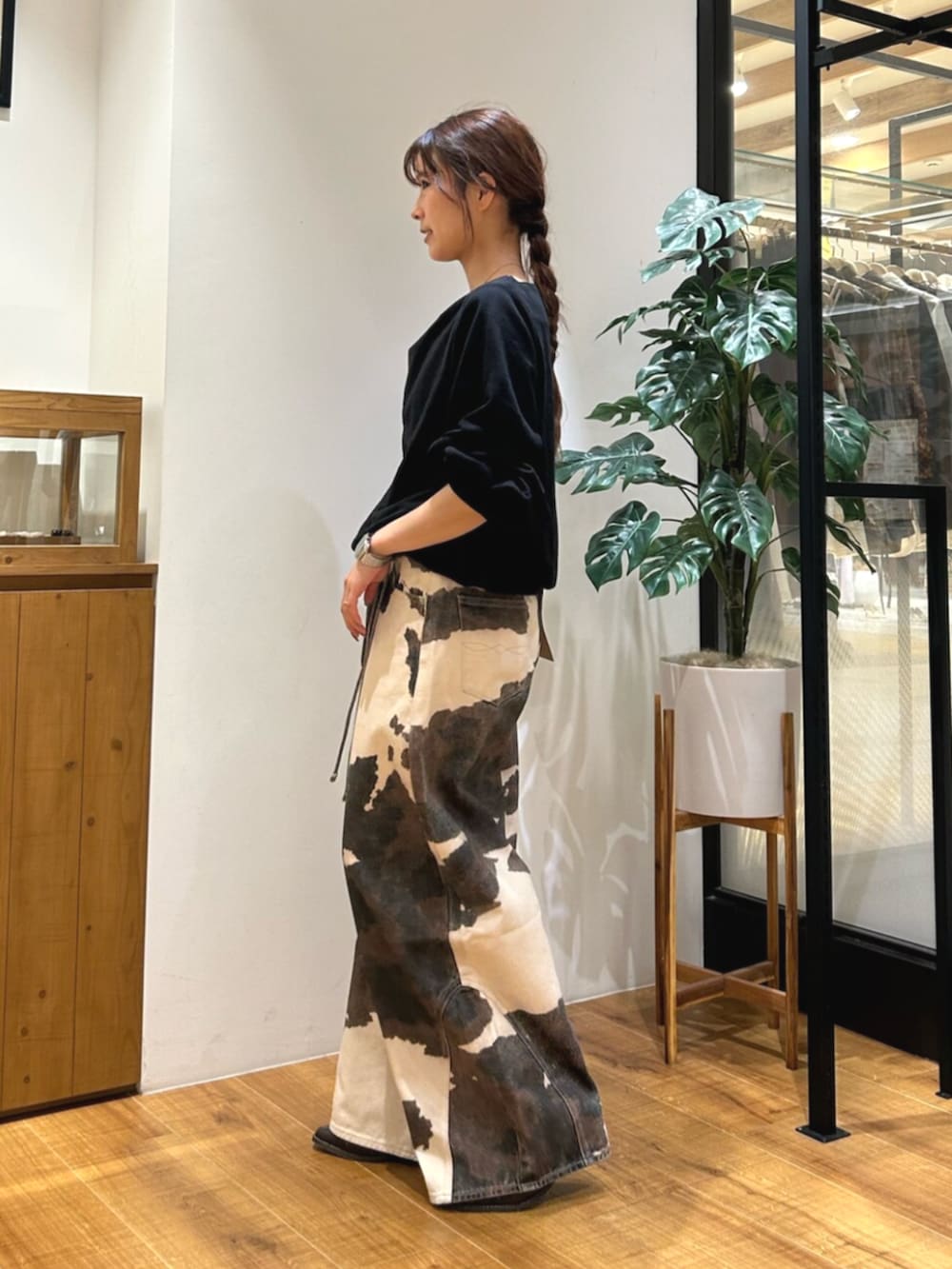 ブラウン系のその他シューズ、ブラック系のスウェット、その他のデニムパンツを着用したレディースの秋コーディネートの2枚目の写真